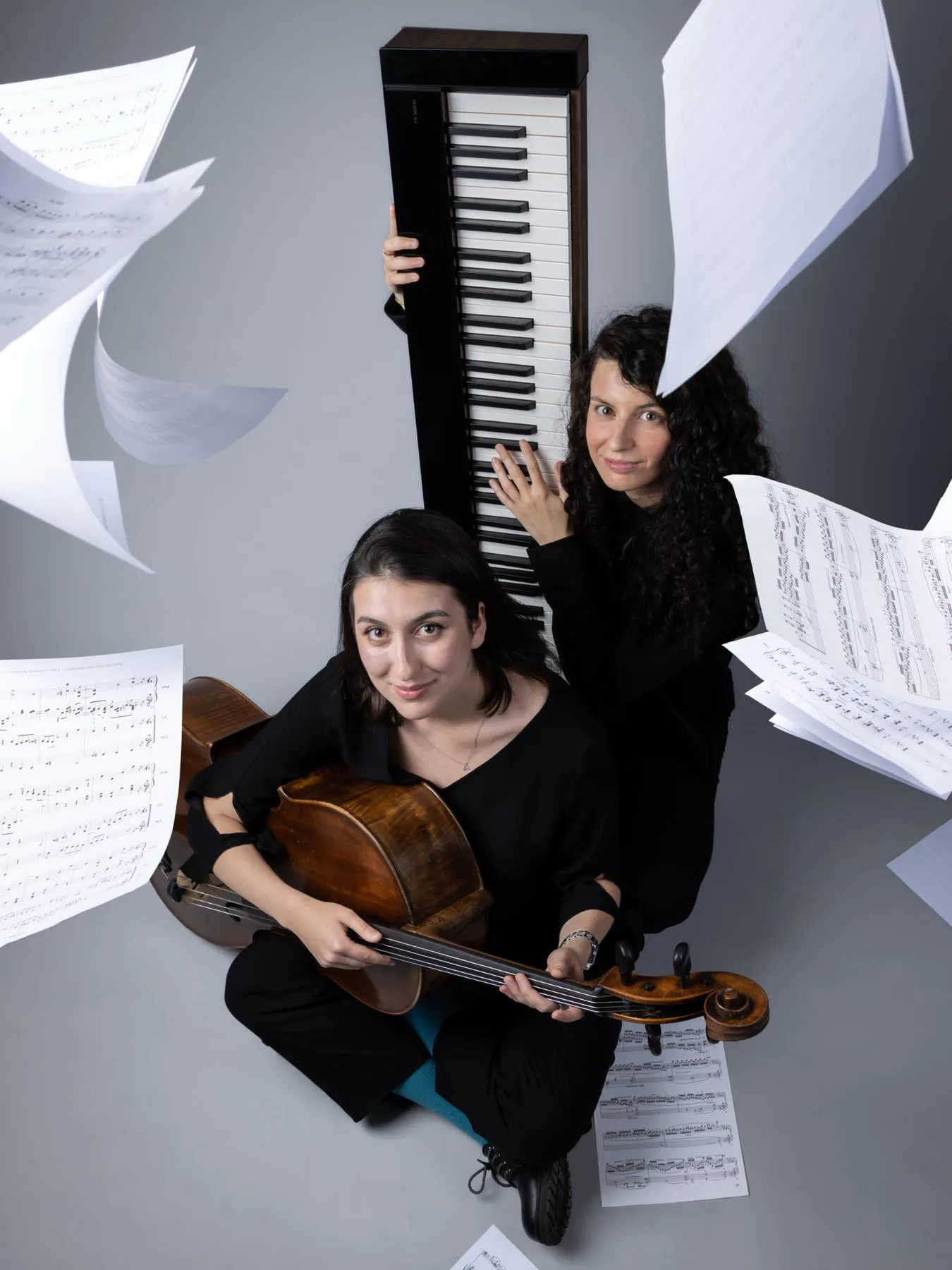 Bleus Rêves Duo in un ritratto editoriale con strumenti e spartiti