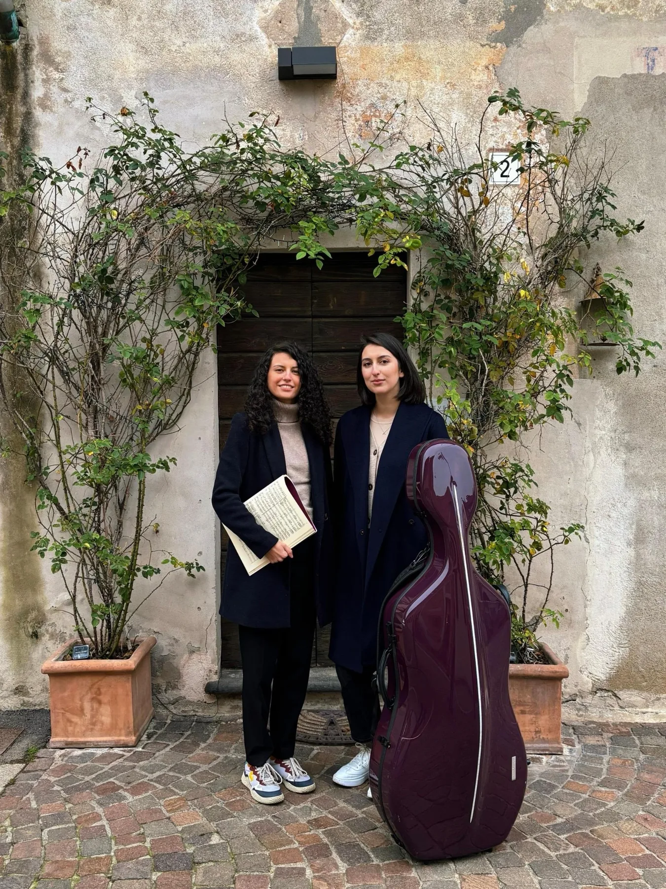 Bleus Rêves Duo ritratte insieme prima di un concerto